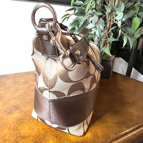 COACH Signature Canvas Shoulder Bag, No. F13581 - Picture 4 of 10